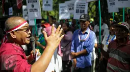 Massa menyampaikan orasinya pada unjuk rasa di Balai Kota DKI Jakarta, Senin (3/4). Unjuk rasa tersebut digelar oleh sejumlah rarga Kebon Kosong, Kecamatan Kemayoran, yang tergabung dalam Forum Pemersatu Warga. (Liputan6.com/Faizal Fanani)