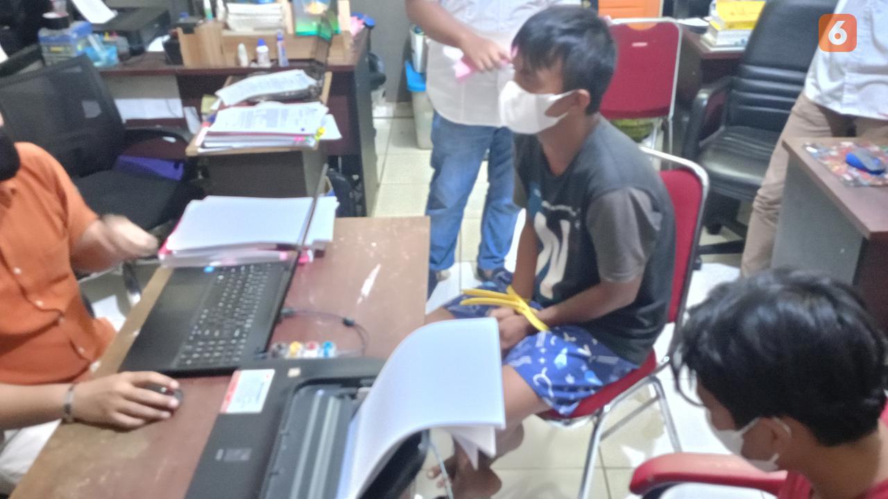 Dua Calon Tiket Terminal Terpadu Merak Ditangkap Polisi. (Rabu, 27/03/2024). (Yandhi Deslatama/Liputan6.com).