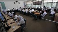 Guru mengawasi yang mengikuti Ujian Nasional Berbasis Komputer (UNBK) di Sekolah Menengah Kejuruan Negeri  (SMKN) 50 Jakarta, Senin (25/3). Sebanyak 69.407 siswa dari 578 SMK di DKI Jakarta mengikuti UNBK yang diselenggarakan pada 25-28 Maret 2019. (merdeka.com/Iqbal S. Nugroho)