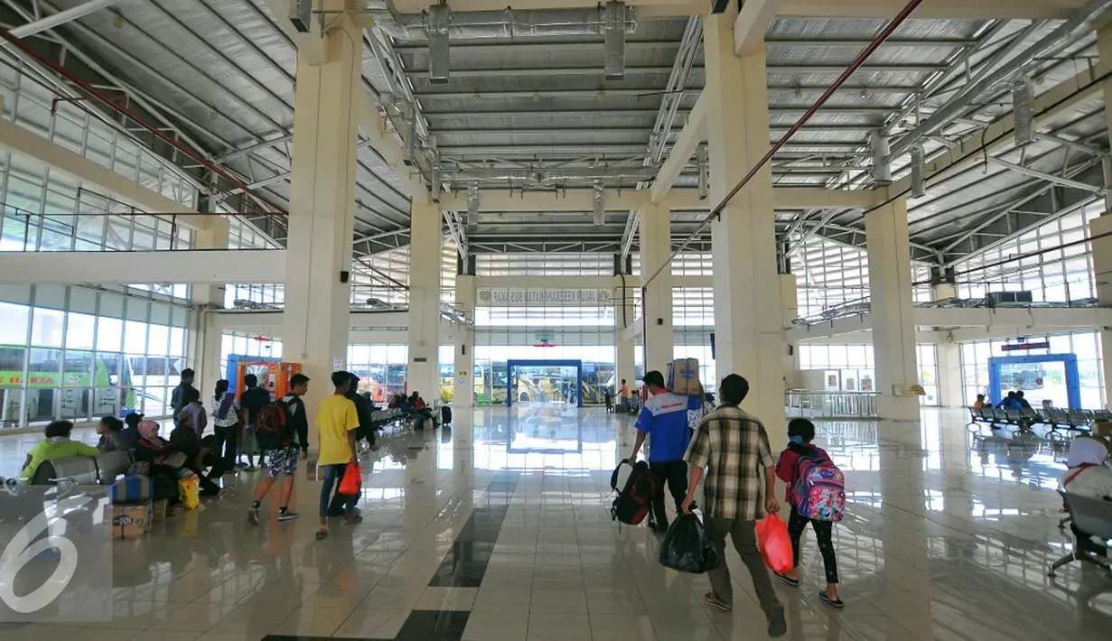 Para penumpang menunggu keberangkatan di terminal terpadu Pulo Gebang, Jakarta, Selasa (27/12). Perbaikan fasilitas di Terminal Pulogebang, Jakarta Timur hingga kini sudah mencapai 90 persen. (Liputan6.com/Angga Yuniar)