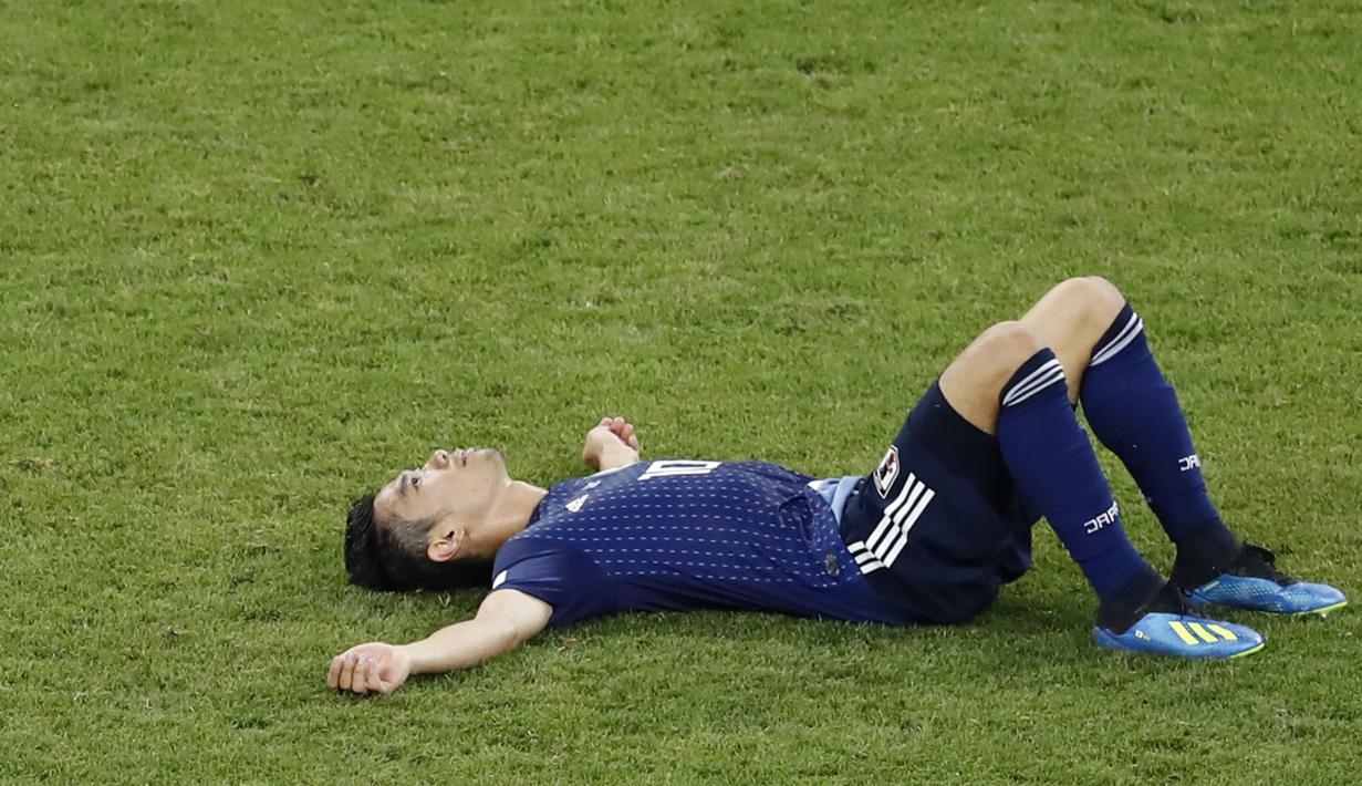 Gelandang Jepang, Shinji Kagawa, tampak kecewa usai dikalahkan Belgia pada babak 16 besar Piala Dunia di Rostov Arena, Rostov-on-Don, Senin (2/6/2018). Belgia menang 3-2 atas Jepang. (AP/Hassan Ammar)