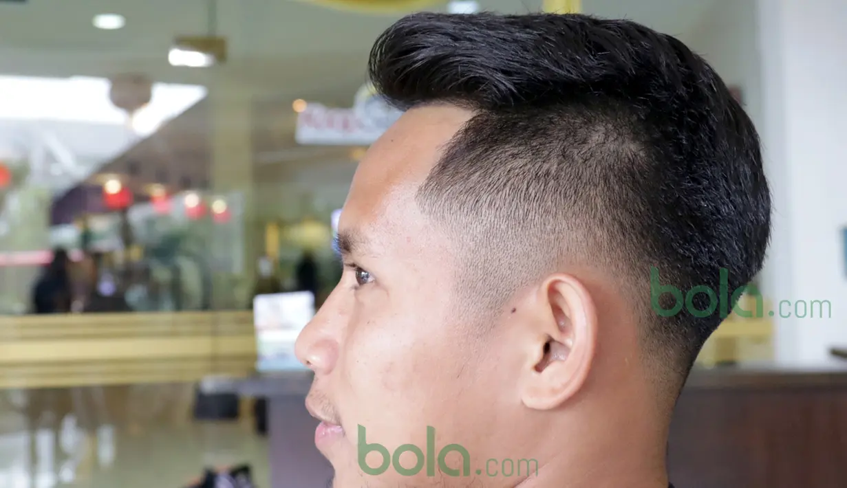 Style baru rambut Andik Vermansah jelang bergulirnya Liga Malaysia 2016. (Bola.com/Nicklas Hanoatubun)
