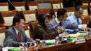 Walikota Surabaya Tri Rismaharini memberi penjelasan terkait perkembangan pembangunan pasar Turi Surabaya saat melakukan Rapat dengar Pendapat dengan Komisi III DPR, Jakarta, Selasa (29/11). (Liputan6.com/Johan Tallo)