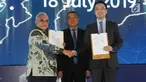 Dirjen BINALATTAS Kemenaker Bambang Satrio Lelono (kiri) dan VP Organization Transformation Huawei Indonesia Albert Yang (kanan) usai MoU Pelatihan Telekomunikasi SmartGen, di Jakarta, Kamis(18/7/2019). 1.000 lulusan SMK dibawah BBLK Kemenaker mendapat pelatihan dan sertifikasi.(Liputan6.com/HO/Adi)