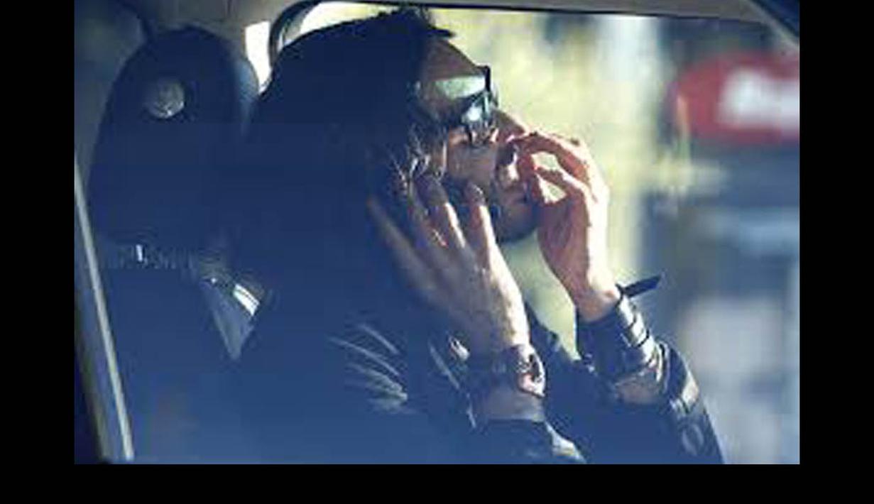 Russel Brand ketahuan mengupil saat berada di dalam mobilnya. (Istimewa)