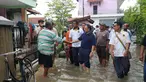 Cagub Jateng nomor urut dua Sudirman Said blusukan ke lokasi banjir di Tegal, Jawa Tengah, Kamis (15/2). Hari ini merupakan jadwal kampanye pertama kalinya setelah Sudirman resmi ditetapkan sebagai cagub oleh KPU. (Liputan6.com/Fajar Eko Nugroho)