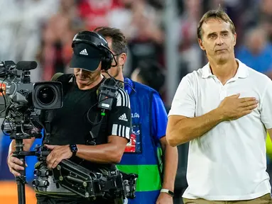 Reaksi pelatih kepala Sevilla Julen Lopetegui usai melawan Borussia Dortmund pada pertandingan Grup G Liga Champions di Stadion Ramon Sanchez Pizjuan, Sevilla, Spanyol, 5 Oktober 2022. Julen Lopetegui dipecat Sevilla menyusul kekalahan telak dari Borussia Dortmund 1-4. (AP Photo/Jose Breton)