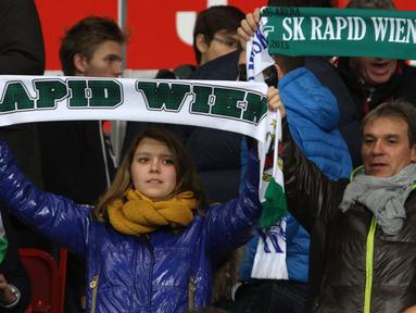 Seorang suporter cantik membentangkan syal kebanggaan saat partai Rapid Vienna melawan Viktoria Plzen digelar di Stadion Ernst Happel, Wina, Austria, Jumat (23/10/2015) dini hari WIB. (Bola.com/Reza Khomaini)