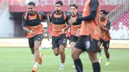 Laga Persija vs Persis akan dimainkan mulai pukul 19.00 WIB, dan dkan disiarkan secara langsung di Indosiar dan Vidio. Tampak dalam foto, pemain persija Jakarta saat latihan resmi jelang laga melawan Persis Solo pada pekan ke-30 BRI Super League di Stadion Utama Gelora Bung Karno SUGBK), Jakarta, pada Minggu (26/4/2026). (Bola.com/Abdul Aziz)