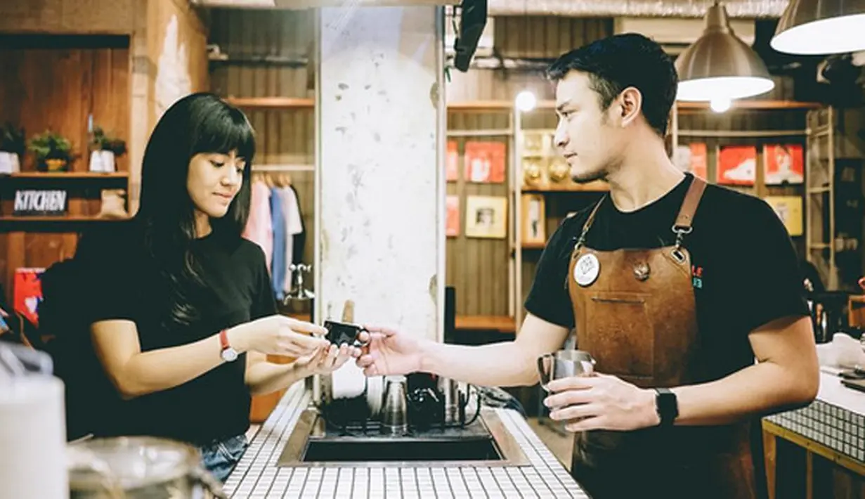 Rumor ini muncul setelah sebuah akun gossip mengunggah video DJ Una yang terlihat dnegan perut buncit sedang berada di dalam mobil. Komentar pro dan kontra langsung menghebohkan media sosial. (Instagram/putriuna)