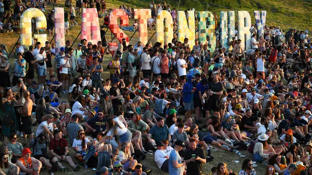 Gadis-Gadis Cantik Ramaikan Festival Musik Glastonbury 2022