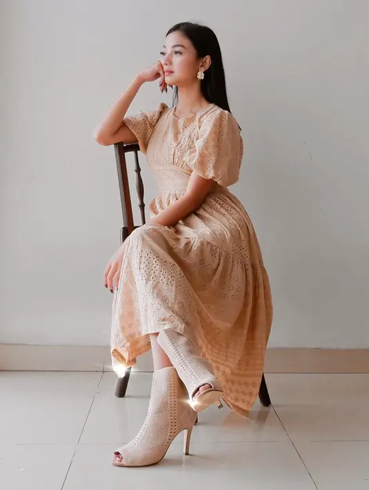 Penampilannya dengan makeup natural serta memakai gaun berwarna krem muda ini membuat aura pemeran Elsa tersebut begitu terpancar. Ia banyak dipuji bak wanita bangsawan. (Liputan6.com/IG/@glencachysaraofficial)