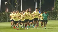 Timnas Indonesia U-19 melakukan latihan ringan di Lapangan A, kompleks Stadion Utama Gelora Bung Karno (SUGBK), Jakarta, Minggu (15/5/2022) malam WIB. (dok. PSSI)