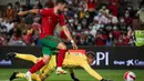 Bermain di Estadio Algarve, Timnas Portugal langsung tampil trengginas sejak bola digulirkan. Sementara itu, Luksemburg lebih banyak bertahan. (AFP/Carlos Costa)