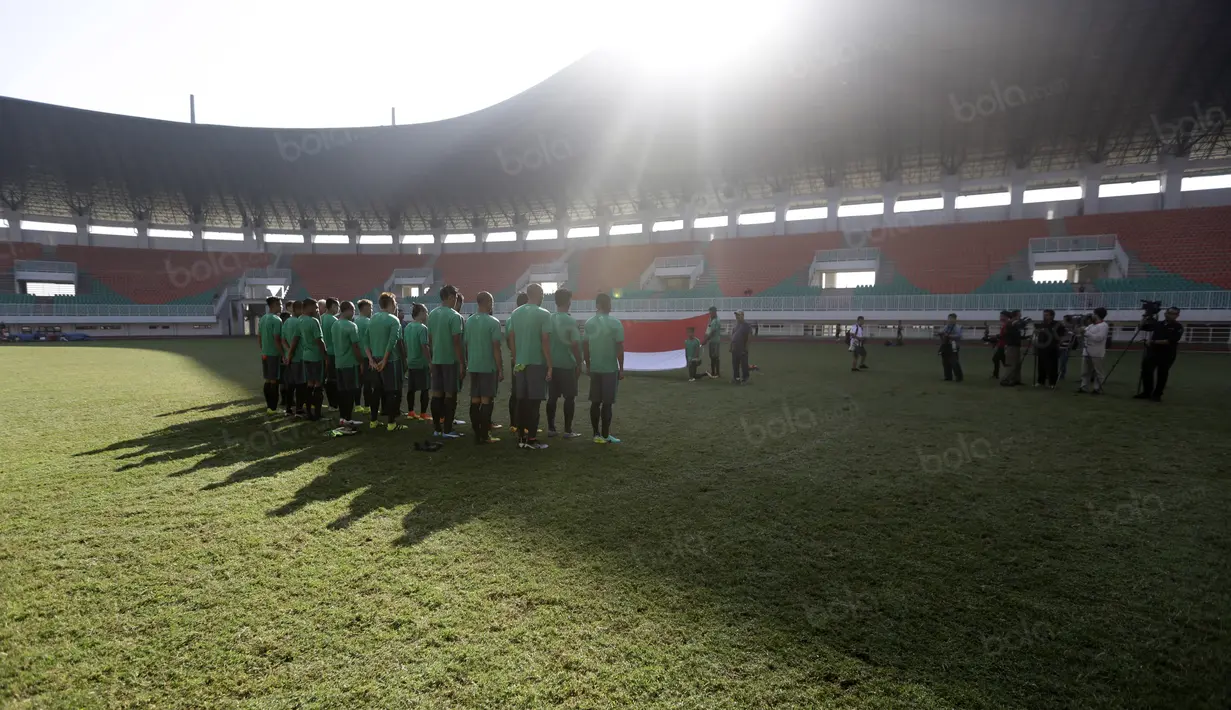 Para pemain Timnas Indonesia Upacara memperingati HUT RI ke-71 di Stadion Pakansari, Bogor, Rabu (17/82016). (Bola.com/Nicklas Hanoatubun)