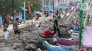 Pengunjung menikmati suasana Pantai Indah Taman Impian Jaya Ancol dengan menumpang perahu wisata, Jakarta, Kamis (29/10/2020). Libur panjang di masa pemberlakuan PSBB transisi Jakarta dimanfaatkan warga untuk mengunjungi lokasi-lokasi wiisata. (Liputan6.com/Helmi Fithriansyah)