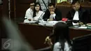 Tersangka pembunuhan Wayan Mirna Salihin, Jessica Kumala Wongso mendengarkan kesaksian Hanie Juwita Boon dalam sidang lanjutan di PN Jakarta Pusat, Rabu (13/7). Hanie merupakan teman minum kopi korban dan tersangka. (Liputan6.com/Faizal Fanani) 