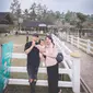 Indra Sinaga dan istri saat asuh buah hati (Sumber: Instagram/ipesinaga)