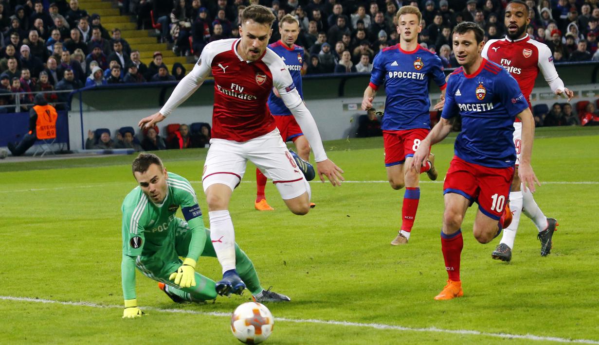 Aaron Ramsey mengecoh kiper CSKA Moscow dan mencetak gol pada leg kedua Liga Europa di CSKA Arena, Russia, (12/3/2018). Arsenal lolos ke Semifinal dengan agregat gol 6-3. (AP/Alexander Zemlianichenko)