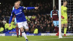 Pada menit ke-28, Wayne Rooney kembali menggetarkan gawang West Ham setelah memanfaatkan umpan manis dari Jonjoe Kenny. (AP/Peter Byrne)