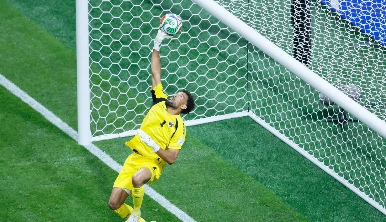 Bahkan kiper berusia 40 tahun yang hanya memperkuat tim kasta kedua Liga Portugal, Chavez ini ditahbiskan sebagai Player of The Match. (Miguel Martinez/Atlanta Journal-Constitution via AP)