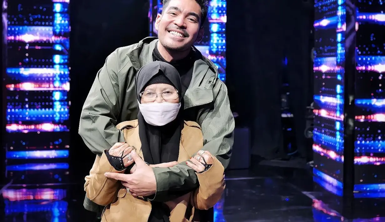 Tak ada alasan bagi Robby Purba meninggalkan sang ibunda. Bahkan, saat bekerja ia pun mengajak Opung. (Foto: Instagram/@robbypurba)