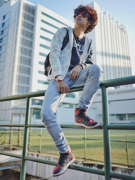 Penyanyi jebolan grup vokal CJR Bastian Steel kini tengah fokus dengan karier yang sedang dibangunnya. Bahkan, ia rela menunda studinya demi karier dan membantu perekonomian keluarganya. (Instagram/bastiansteel)