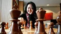 Perempuan berusia 28 tahun ini tidak hanya penuh konsentrasi saat bertanding catur, namun beberapa momen ia juga melemparkan senyum manis. Gayanya Irene Sukandar saat bermain catur pun selalu mencuri perhatian publik. (Liputan6.com/IG/@irene_sukandar)