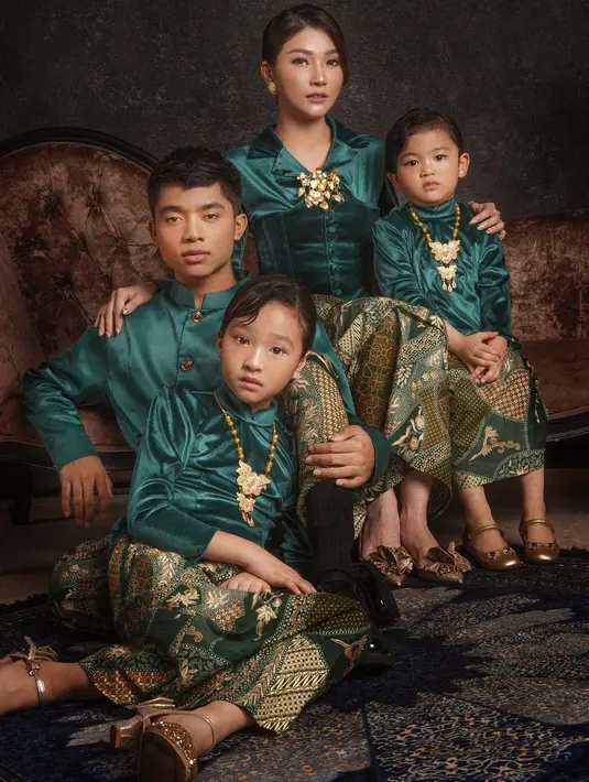<p>Lewat bidikan kamera fotografer @robinalfian_photography, Sarwendah dan ketiga anaknya tampil berkarisma layaknya bangsawan. [Foto: IG/@robinalfian_photography]</p>