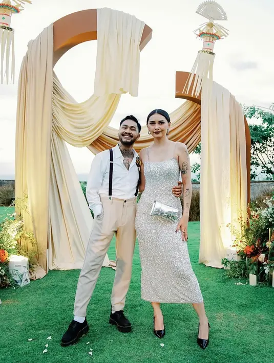 Dalam acara resepsi di Bali, Rizky Febian meminta Onadio untuk menjadi salah satu groomsmen-nya. Pria yang dikenal dekat dengan Habib Jafar itu tampil gagah dengan kemeja putih dan celana cokelat, kompak dengan groomsmen yang lain. Tak sendiri, Onad datang bersama sang istri, Beby Prisillia. (Liputan6.com/IG/@bebyleonardo)