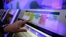Fitur-fitur di dalam layar memudahkan konsumen untuk bertransaksi dengan G-BOSS, Jakarta, Senin (18/5/2015). G-BOSS merupakan inovasi terbaru berupa layanan pembayaran ekspor impor mandiri. (Liputan6.com/Faizal Fanani)