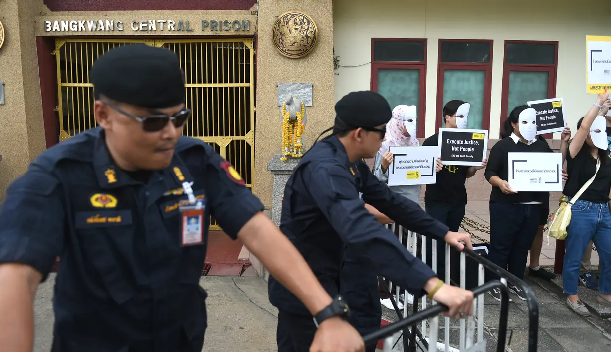 Aktivis dari Amnesty International melakukan aksi tolak eksekusi hukuman mati dengan suntik di depan penjara Bang Kwang di Nonthaburi, Bangkok (19/6). Theerasak adalah narapidana ke-tujuh yang dieksekusi dengan suntikan. (AFP PHOTO / Romeo Gacad)