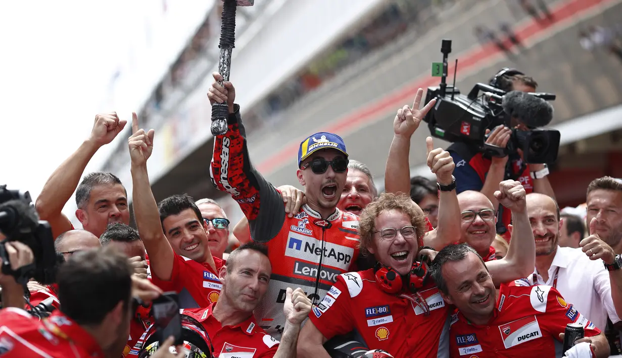Pebalap Ducati, Jorge Lorenzo, melakukan selebrasi usai menjuarai MotoGP 2018 di Sirkuit Catalunya, Spanyol, Minggu (17/6/2018). Lorenzo menjadi yang tercepat dengan catatan waktu 40 menit 13,566 detik. (AP/Eric Alonso)