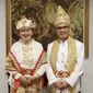 Dubes Indonesia untuk Inggris Desra Percaya dan istri mengenakan busana tradisional Lampung dengan kain tapis nuansa emas yang mewah, menyatu dengan kemegahan acara penobatan Raja Charles III. (Foto: Instagram @desrapercaya)