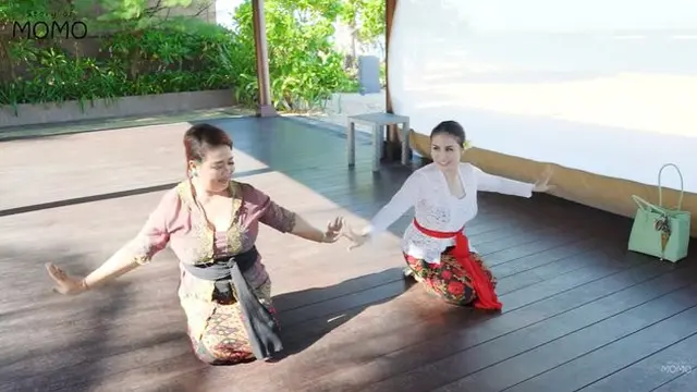 7 Momen Momo Geisha Belajar Tari Bali Bareng Ibunda Sarah Menzel - Hot ...