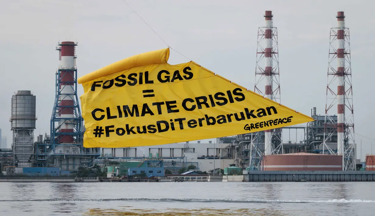 Aktivis Greenpeace Indonesia melakukan aksi di kawasan perairan depan Pembangkit Listrik Tenaga Gas Uap (PLTGU) Muara Karang, Jakarta pada Selasa 18 November 2025. Aktivis Greenpeace Indonesia menggelar aksi damai di kawasan Pembangkit Listrik Tenaga Gas Uap (PLTGU) Muara Karang pada Selasa 18 November 2025. (YASUYOSHI CHIBA/AFP)