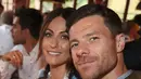 Gelandang Bayern Munchen, Xabi Alonso bersama istrinya, Nagore Aramburu berpose saat menghadiri Festival Oktoberfest di Munich, Jerman, (2/9). (REUTERS/Alexander Hassenstein)