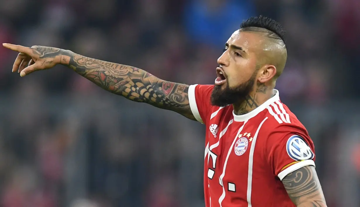 Pemain Bayern Munchen, Arturo Vidal masuk dalam radar Chelsea untuk musim 2018-2019 nanti. Pengalaman Vidal diharapkan bisa membantu The Blues di Premier League. (AFP/Christof Stache)