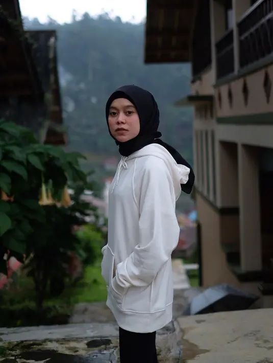 Lesty sendiri memang sering mengunggah gaya OOTD di akun Instagram pribadinya. Penampilannya dengan hoodie putih dan dipadukan dengan hijab serta celana hitam ini pun terlihat tetap stylish. (Liputan6.com/IG/@lestykejora)