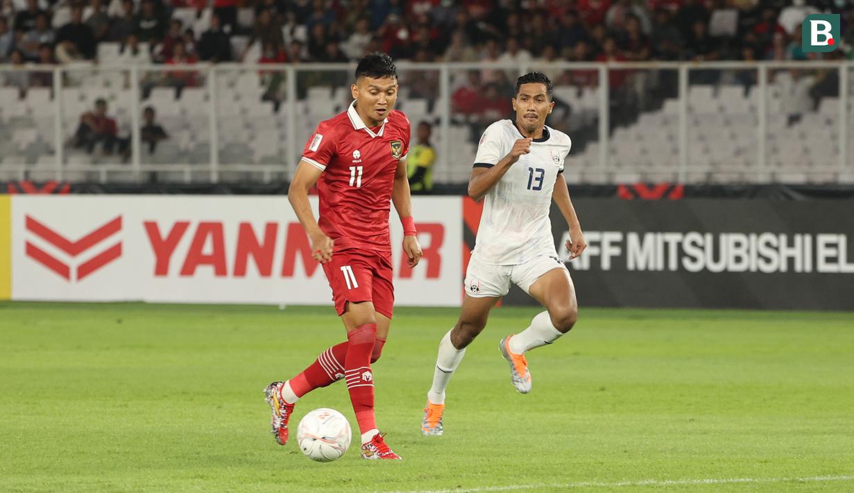 <p>Pemain Timnas Indonesia, Dendy Sulistyawan (kiri) mengontrol bola dijaga pemain Kamboja, Saret Krya dalam laga Grup A Piala AFF 2022 yang berlangsung di Stadion Utama Gelora Bung Karno, (SUGBK), Jumat (23/12/2022). (Bola.com/Abdul Azis)</p>