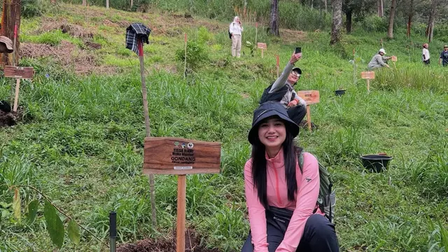 Tissa Biani saat Naik Gunung Merbabu Sambil Tanam Pohon. [@tissabiani]
