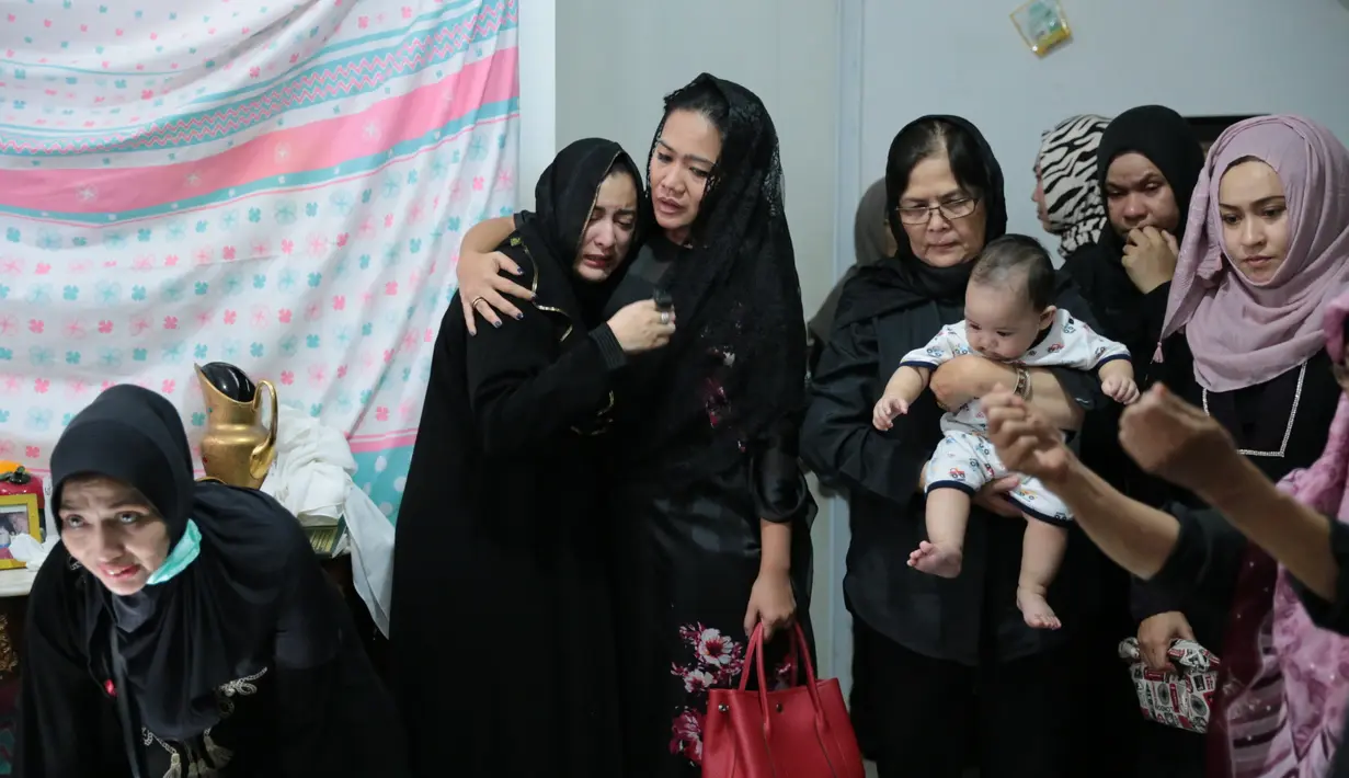 Para pelayat terus berdatangan untuk memberikan doa. Jane belum mau diwawancara. Menurut sala satu kerabat Jane, apabila semuanya sudah siap, ia mempersilahkan untuk wawancara. (Adrian Putra/Bintang.com)