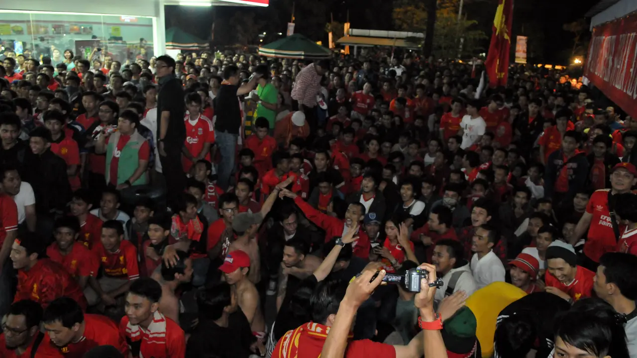 [FOTO] Serunya Nobar MU vs Liverpool Bersama Liputan6.com