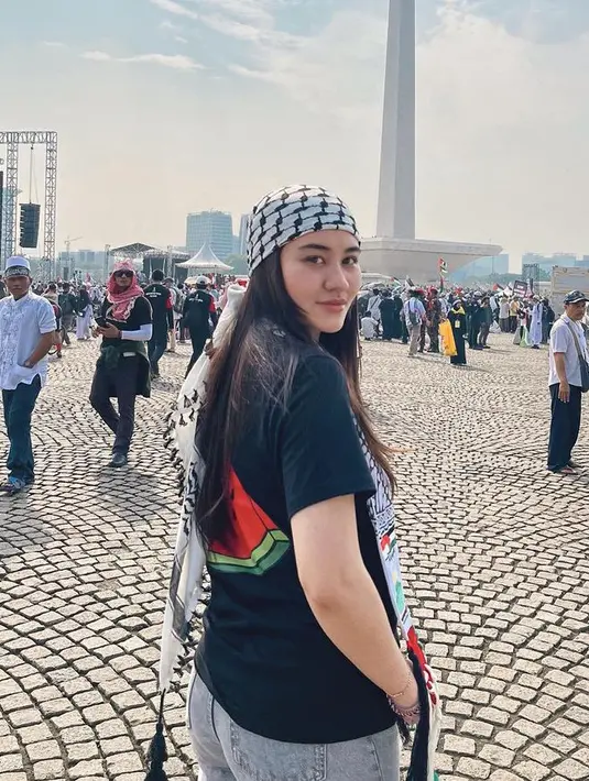 Aaliyah Massaid juga mengenakan sorban yang dikenakan di kepala. Dipadukan kaos hitam dengan gambar semangka. [@aaliyah.massaid]
