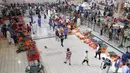 Orang-orang berbelanja selama pelelangan di pasar ikan di Kuwait City (8/8/2021). Pelelangan dibuka kembali di negara itu setelah enam bulan ditutup di tengah pandemi virus corona. (AFP/ Yasser Al-Zayyat)