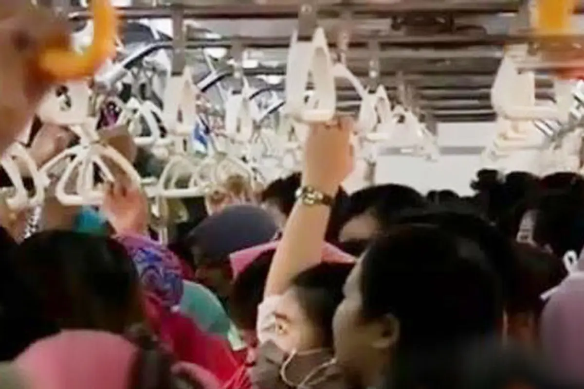 Ganasnya Gerbong Kereta Commuter Line Wanita 