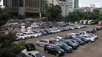 Deretan mobil terparkir di Park and Ride di kawasan MH Thamrin, Jakarta, Kamis (6/12). Rencana menaikkan tarif parkir ini untuk mendorong masyarakat menggunakan transportasi umum. (Merdeka.com/Iqbal Nugroho)