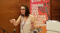 Komedian Yahudi Florence Schechter saat diskusi dalam acara Limmud Festival di Birmingham, Inggris, 28 December 2017. (Cnaan Liphshiz/JTA/AFP)