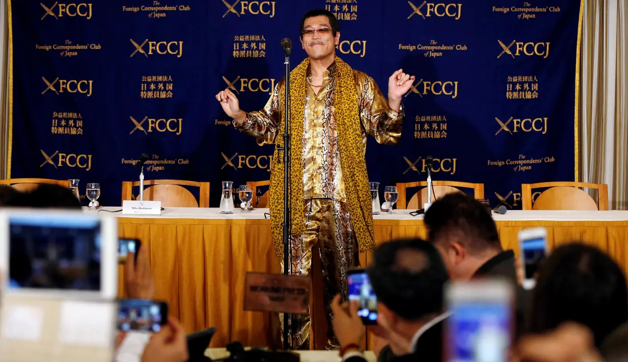 Gaya Piko Taro saat menyanyikan lagu Pen Pineapple Apple Pen dikonfrensi pers di Club of Japan, Tokyo (28/10). Sejak video PPAP alias Pen Pineapple Apple Pen miliknya jadi viral, Piko Taro menjadi bintang Youtube dan terkenal. (Reuters/Issei Kato)