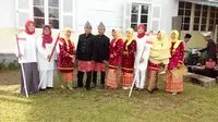 Petugas upacara mengenakan pakaian dengan mencontoh gaya berbusana Fatmawati saat melaksanakan tugas sebagai ibu negara. (Liputan6.com/Yuliardi Hardjo Putro)